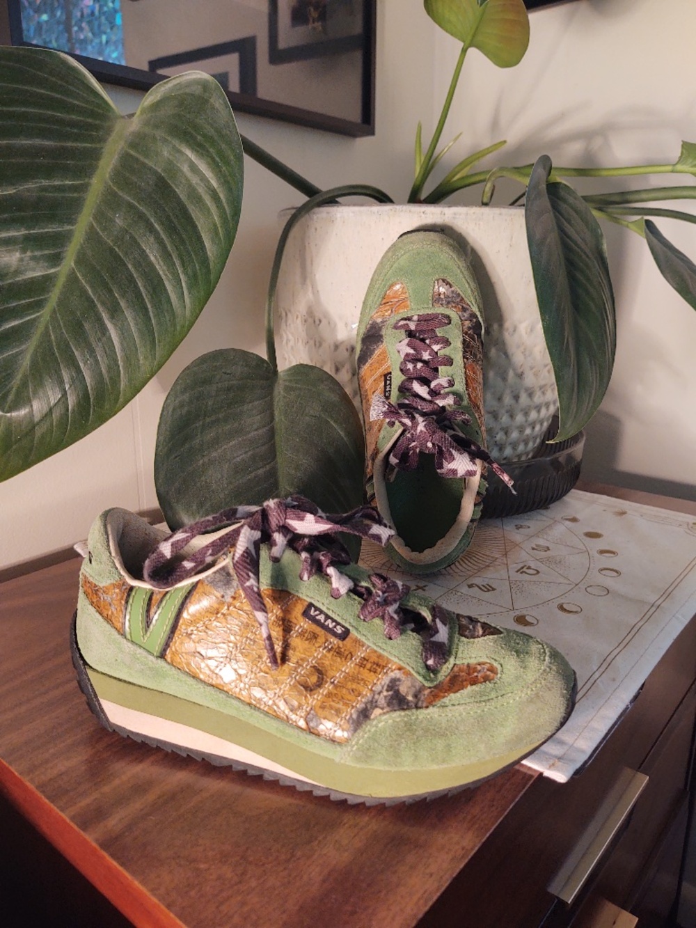 VTG Vans KAKKI Green Suede Women's Sz 6 Asian Scroll Newspaper Detail Star Laces